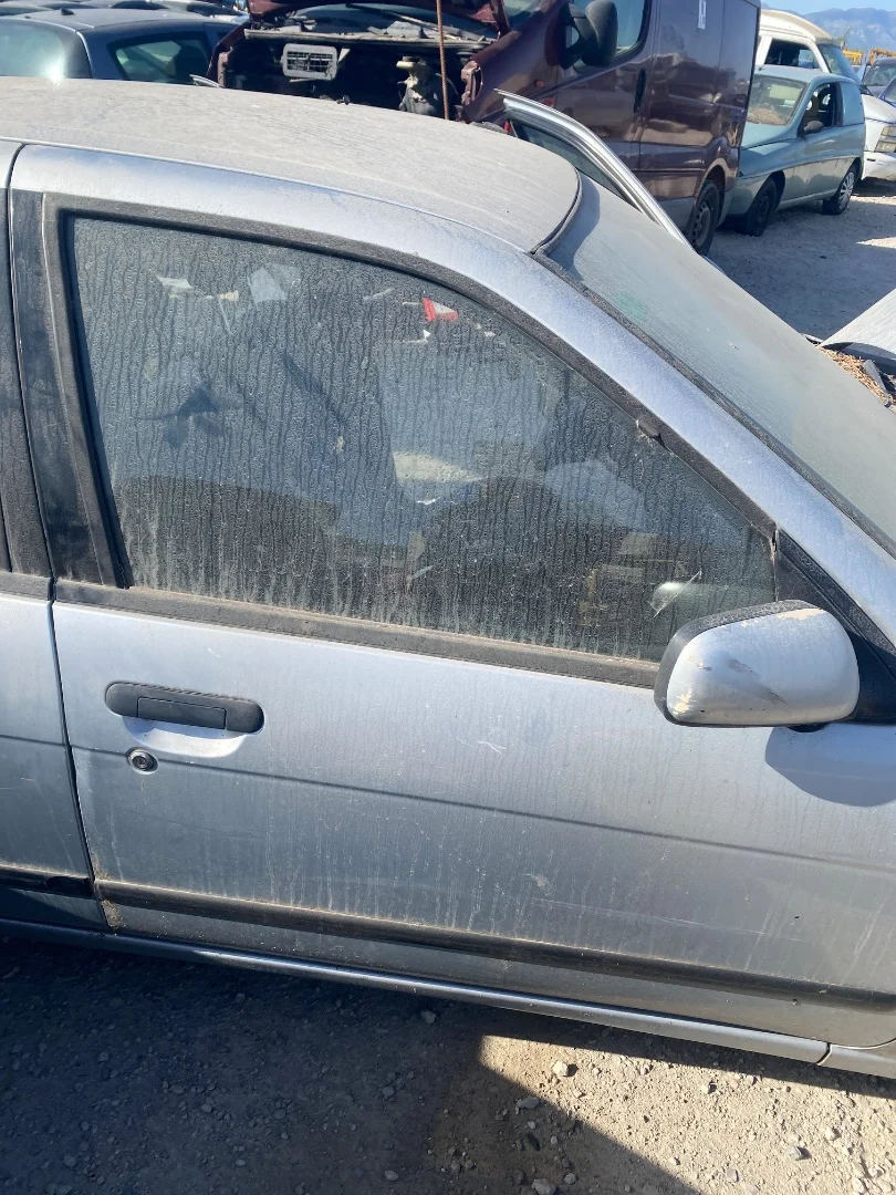 Foto de PUERTA DELANTERA DERECHA NISSAN ALMERA (N15) 2.0 Diesel (75 CV / 55 KW)