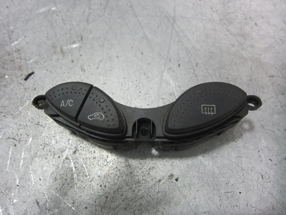 Foto de NO IDENTIFICADO FORD FOCUS BERLINA (CAK) 1.6 16V CAT (101 CV / 74 KW) referencia YS4T19A945BA