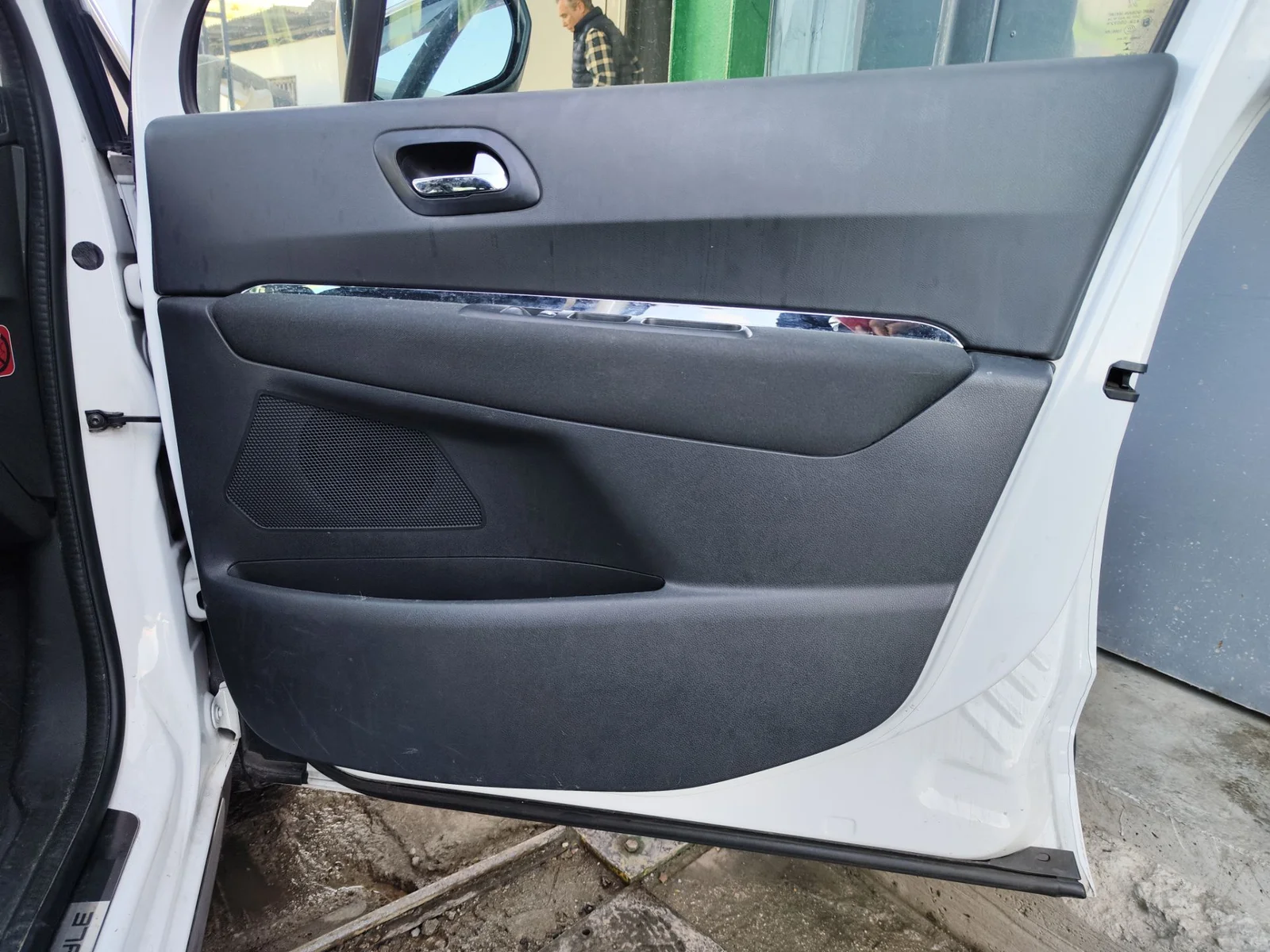 Foto de GUARNECIDO PUERTA DELANTERA DERECHA PEUGEOT 3008 1.6 Blue-HDI FAP (120 CV / 88 KW)