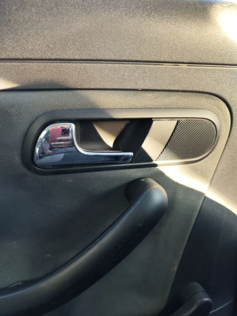 Foto de MANETA INTERIOR TRASERA IZQUIERDA SEAT CORDOBA BERLINA (6L2) 1.4 16V (75 CV / 55 KW) referencia 6L4839113  4X4