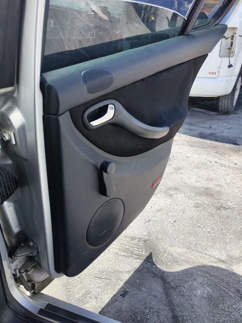 Foto de ELEVALUNAS TRASERO DERECHO SEAT LEON (1M1) 1.9 TDI (90 CV / 66 KW)
