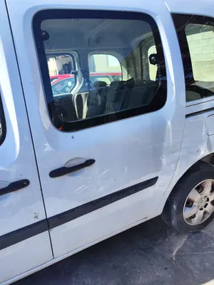 Foto de PUERTA TRASERA IZQUIERDA RENAULT KANGOO II (F/KW0) 1.5 dCi Diesel CAT (86 CV / 63 KW) referencia 821013279R