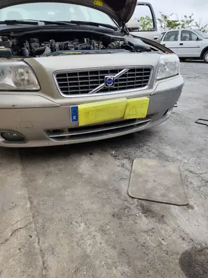 Foto de PARAGOLPES DELANTERO VOLVO S80 BERLINA 2.4 Diesel (131 CV / 96 KW)