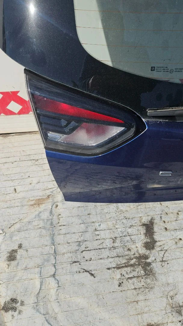 Foto de PILOTO TRASERO IZQUIERDO INTERIOR OPEL CROSSLAND X 1.2 (110 CV / 81 KW)