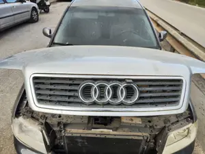 Foto de REJILLA DELANTERA AUDI A6 BERLINA (4B2) 2.4 V6 30V (165 CV / 121 KW)