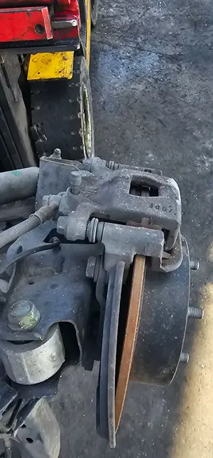 Foto de PINZA DE FRENO TRASERA IZQUIERDA NISSAN QASHQAI (J10) 2.0 16V CAT (141 CV / 104 KW) referencia 440111KD0A