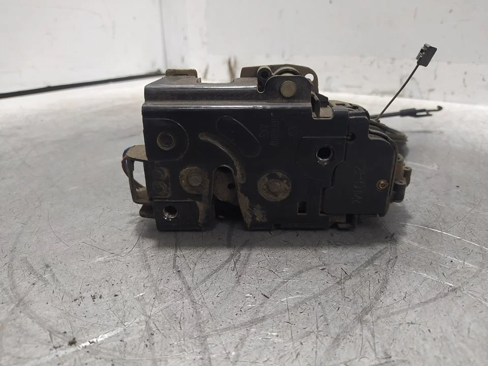Foto de CERRADURA PUERTA DELANTERA IZQUIERDA VOLKSWAGEN GOLF IV BERLINA (1J1)(10.1997) 1.9 TDI (116 CV / 85 KW) referencia 3B1837015Q