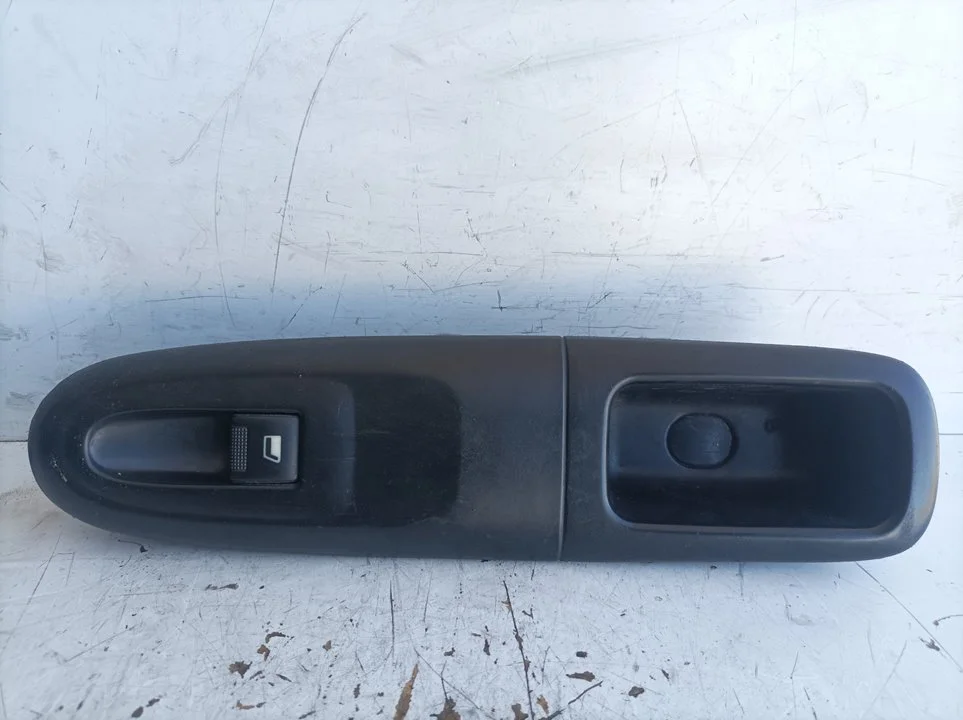 Foto de MANDO ELEVALUNAS DELANTERO DERECHO PEUGEOT 406 BERLINA (S1/S2) referencia 26267