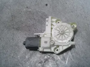 Foto de MOTOR ELEVALUNAS DELANTERO DERECHO FORD FOCUS BERLINA (CAP) 1.6 TDCi CAT (109 CV / 80 KW) referencia 4M5T14553 foto 3