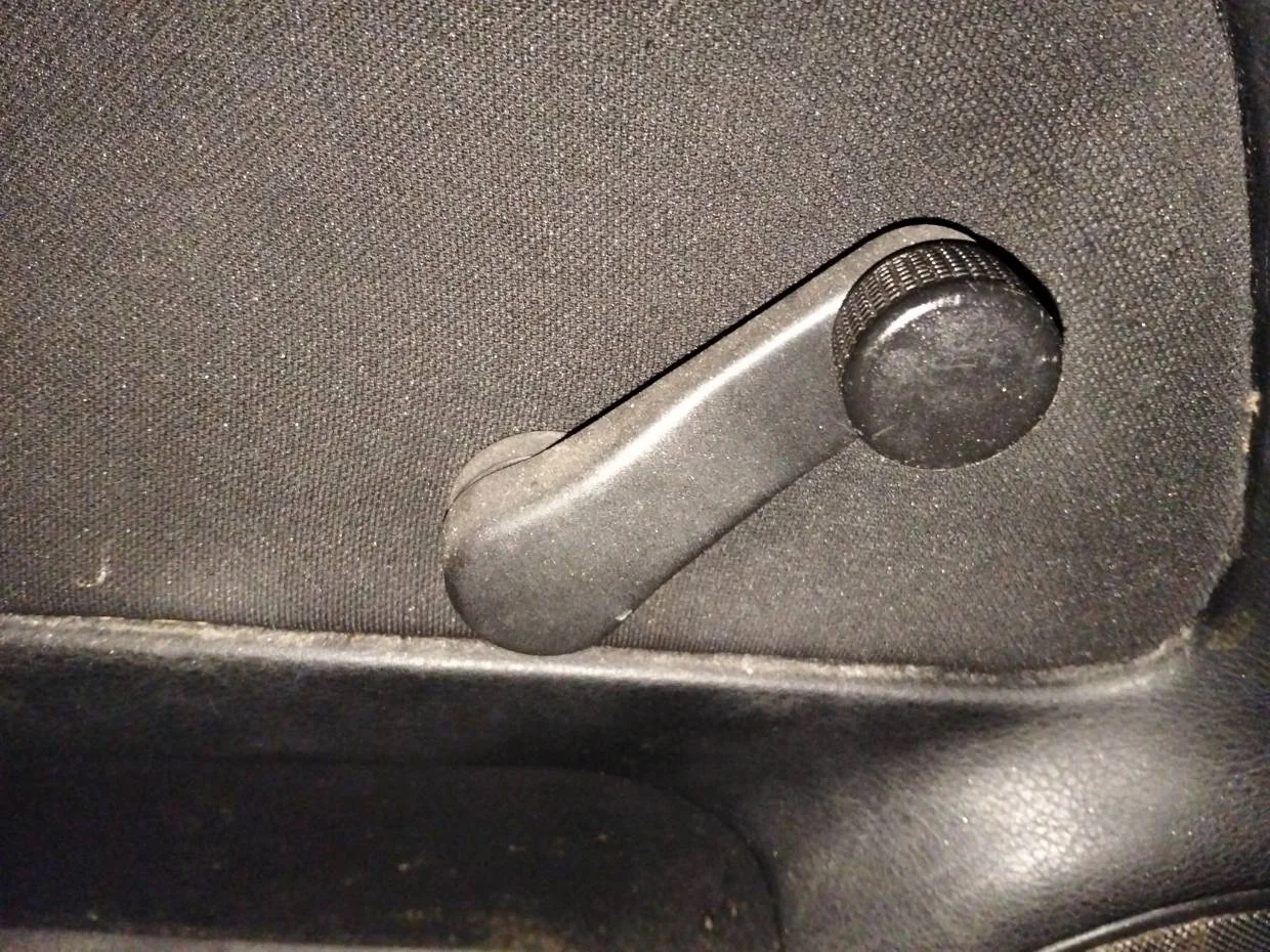 Foto de MANETA ELEVALUNAS DELANTERA IZQUIERDA VOLKSWAGEN GOLF IV BERLINA (1J1)(10.1997)