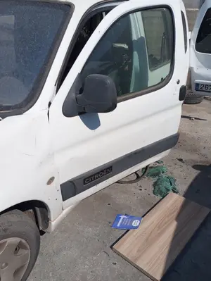 Foto de PUERTA DELANTERA IZQUIERDA CITROEN BERLINGO 1.9 Diesel (69 CV / 51 KW) referencia 9839318280 foto 2