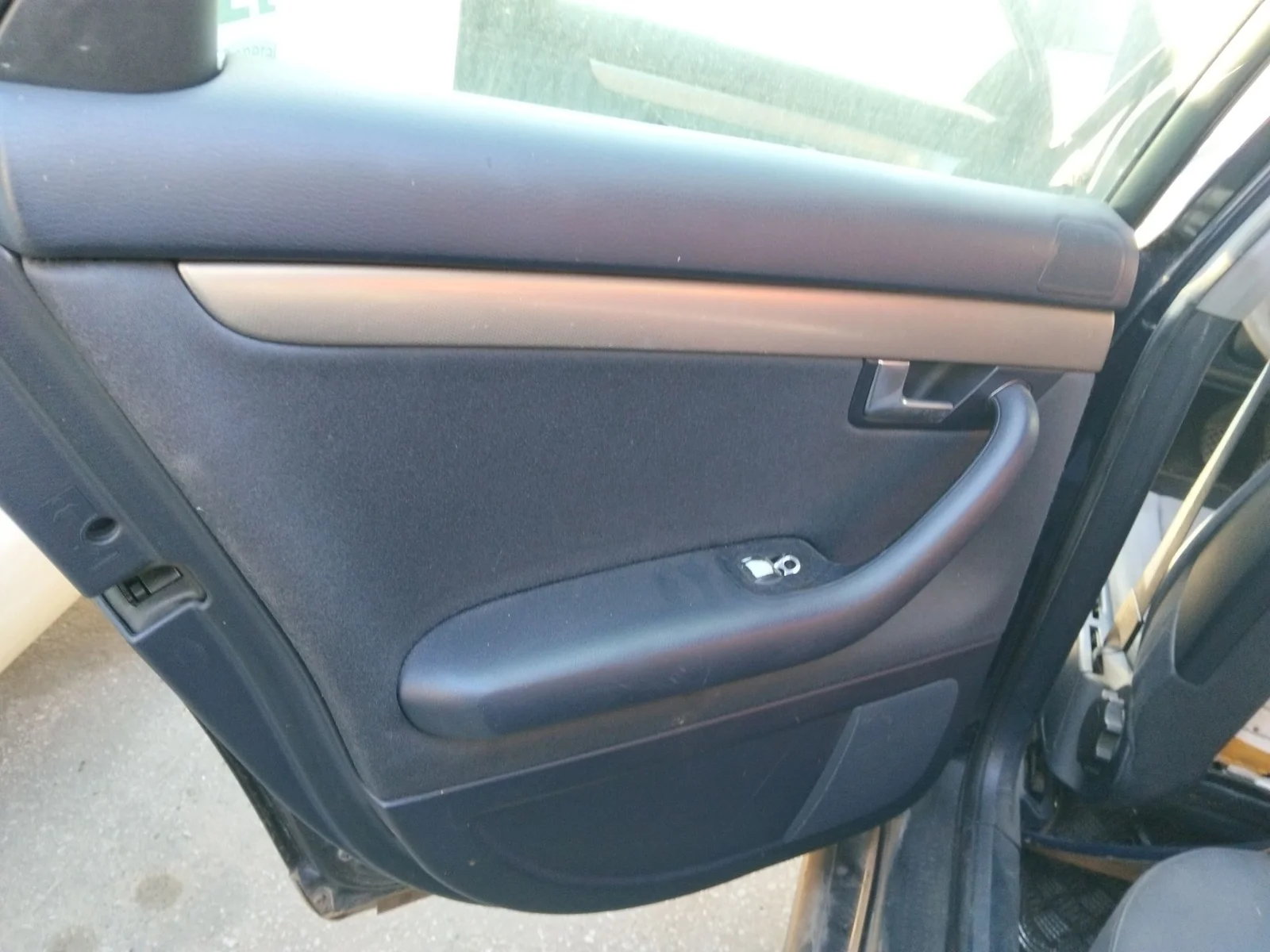 Foto de GUARNECIDO PUERTA TRASERA IZQUIERDA AUDI A4 BERLINA (8E) 1.9 TDI (131 CV / 96 KW) referencia 8E0867303 FKZ