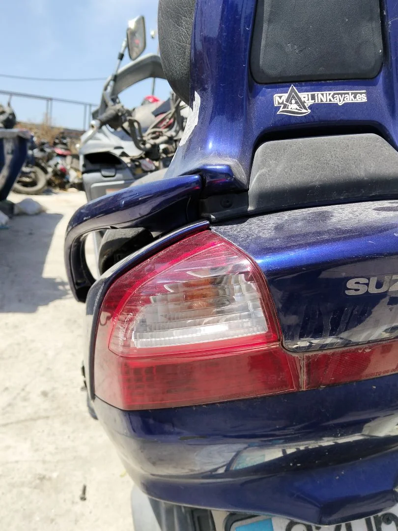 Foto de PILOTO TRASERO IZQUIERDO SUZUKI BURGMAN 200 / 250 249 cm3 - 17 kW (23 CV / 17 KW)