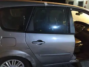 Foto de PUERTA TRASERA DERECHA RENAULT SCENIC II (JM)