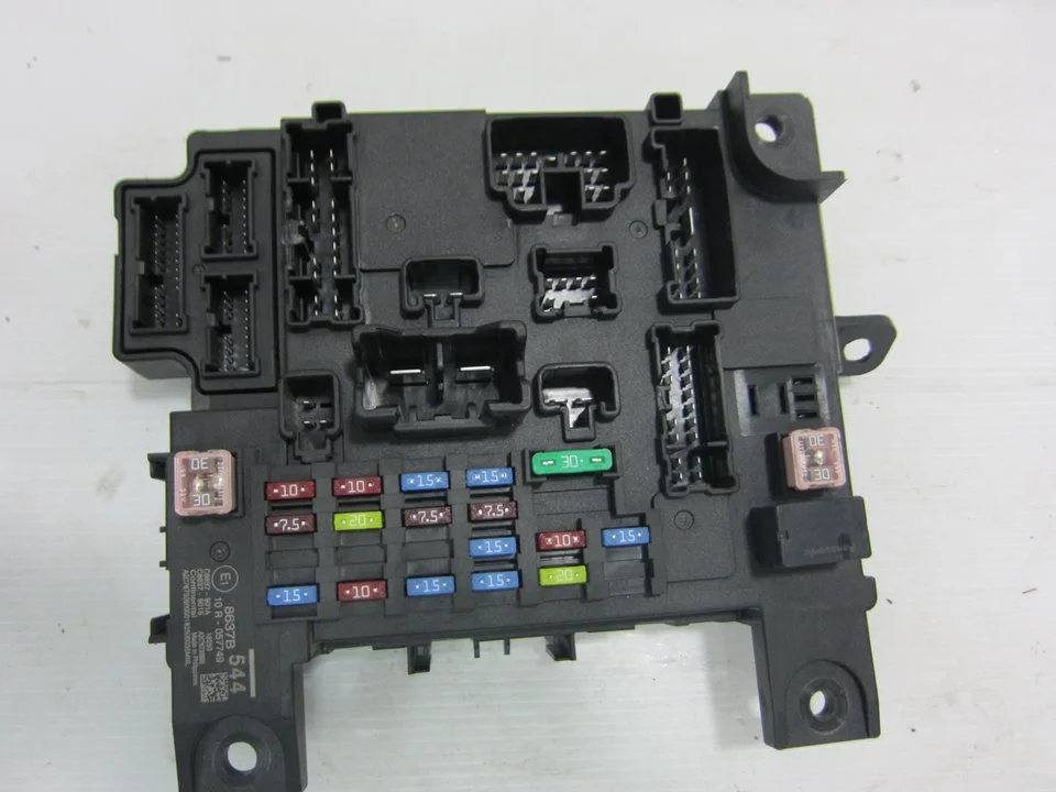 Foto de CAJA RELES / FUSIBLES MITSUBISHI ASX (GA0W) 1.6 CAT (117 CV / 86 KW) referencia 10R057749