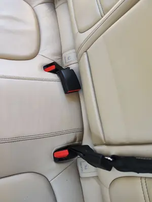 Foto de ENGANCHE CINTURON TRASERO CENTRAL JAGUAR XE 2.0  Turbo CAT (200 CV / 147 KW)