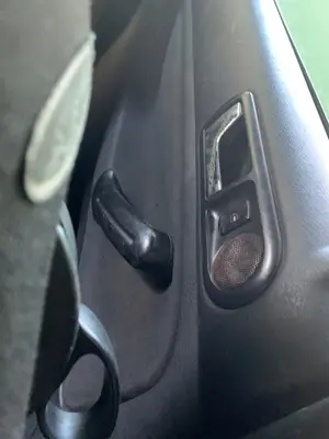 Foto de MANDO ELEVALUNAS TRASERO IZQUIERDO VOLKSWAGEN GOLF IV BERLINA (1J1)(10.1997) 1.9 TDI (101 CV / 74 KW)