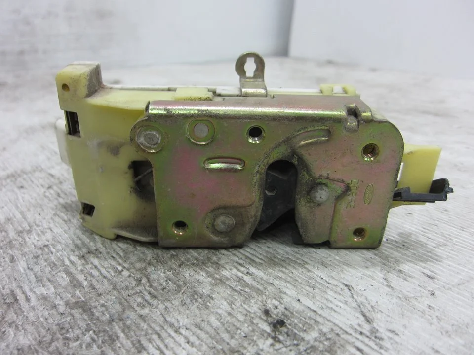 Foto de CERRADURA PUERTA TRASERA IZQUIERDA FORD FOCUS BERLINA (CAK) 1.8 TDDI Turbodiesel CAT (90 CV / 66 KW) referencia XS41A26413BH