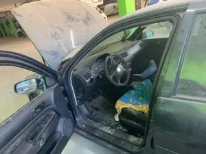 Foto de GOMAS CONTORNO PUERTA VOLKSWAGEN GOLF IV BERLINA (1J1)(10.1997) 1.9 TDI (101 CV / 74 KW)
