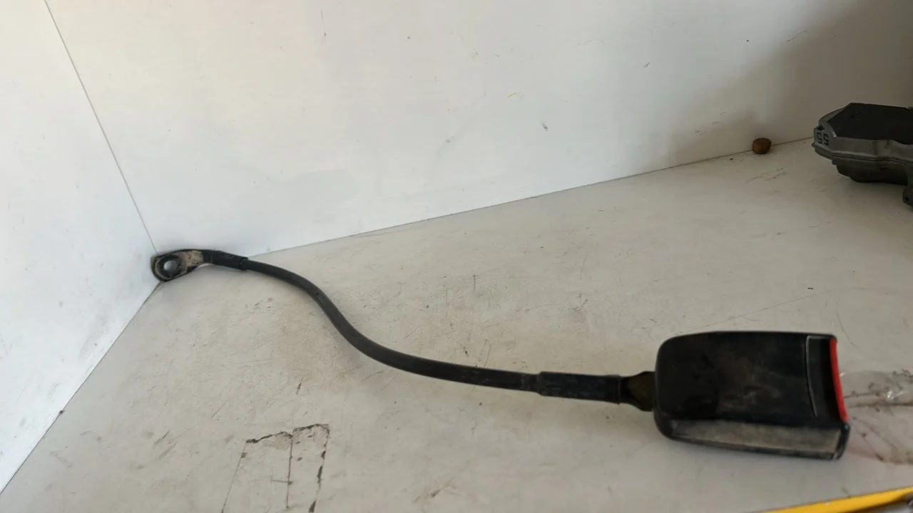 Foto de ENGANCHE CINTURON TRASERO DERECHO OPEL CORSA D referencia 9169182