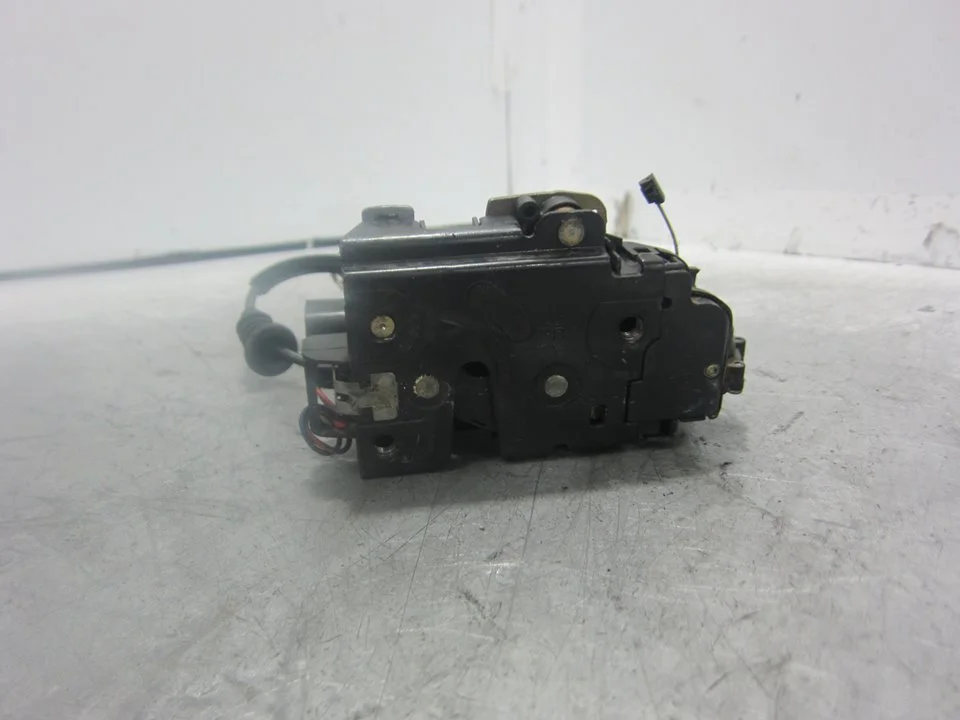 Foto de CERRADURA PUERTA TRASERA IZQUIERDA VOLKSWAGEN GOLF IV BERLINA (1J1)(10.1997) 1.9 TDI (101 CV / 74 KW) referencia 3B4839015A