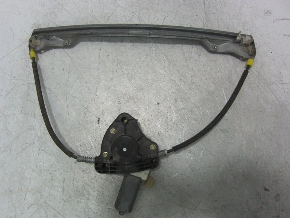 Foto de ELEVALUNAS DELANTERO IZQUIERDO RENAULT CLIO II FASE II (B/CB0) 1.5 dCi Diesel (68 CV / 50 KW) referencia 82002098