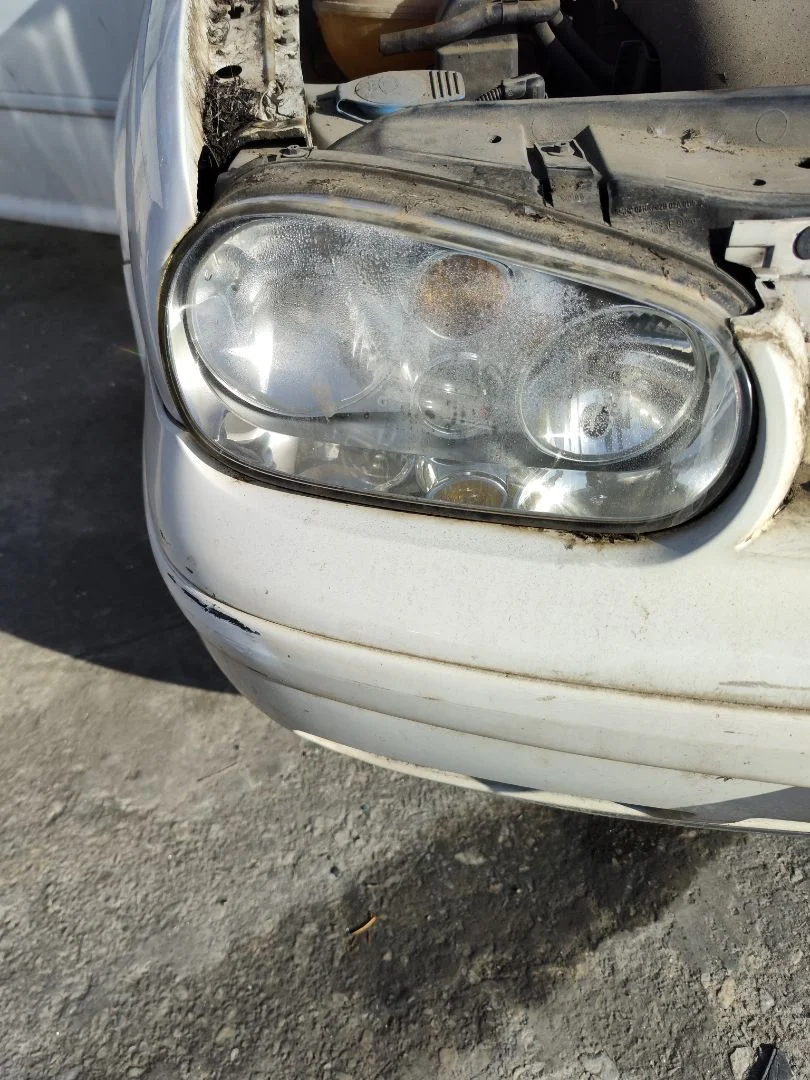 Foto de FARO DERECHO VOLKSWAGEN GOLF IV BERLINA (1J1)(10.1997) 2.0 (116 CV / 85 KW)
