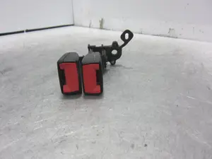 Foto de ENGANCHE CINTURON TRASERO CENTRAL SEAT LEON (5F1) 1.6 TDI (105 CV / 77 KW) referencia 5F0857739 foto 3