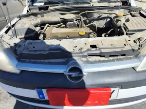 Foto de REJILLA DELANTERA OPEL CORSA C 1.2 16V CAT (Z 12 XE / LW4) (75 CV / 55 KW)