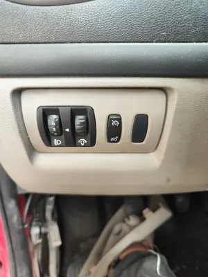 Foto de INTERRUPTOR RENAULT CLIO III 1.5 dCi Diesel CAT (86 CV / 63 KW)