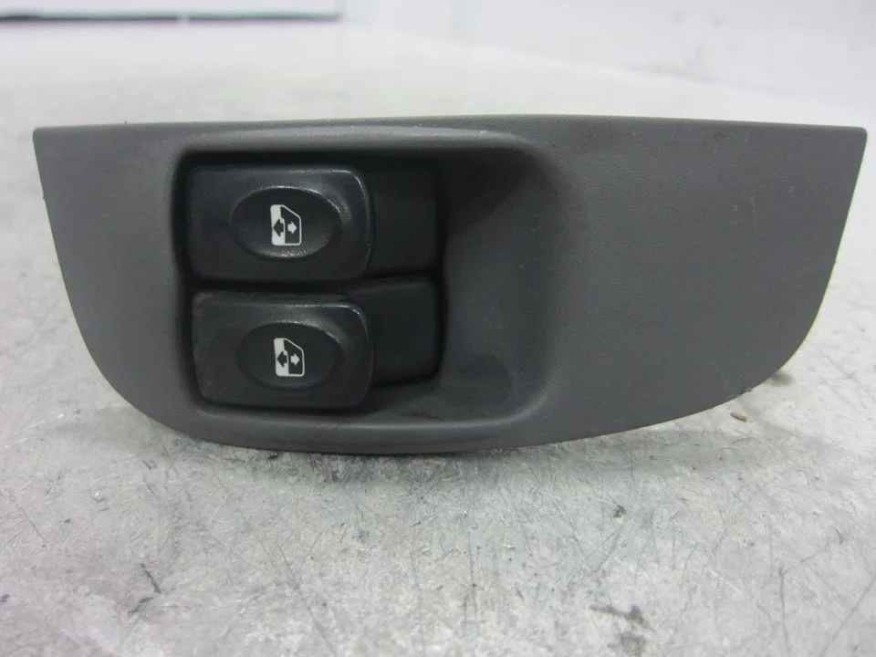 Foto de MANDO ELEVALUNAS DELANTERO IZQUIERDO RENAULT MEGANE I FASE 2 BERLINA (BA0) 1.9 dTi Diesel (80 CV / 59 KW) referencia 429998