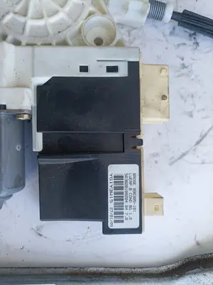 Foto de ELEVALUNAS DELANTERO IZQUIERDO CITROEN C4 BERLINA 2.0 16V CAT (RFN / EW10J4) (136 CV / 100 KW) referencia 996385101 foto 2