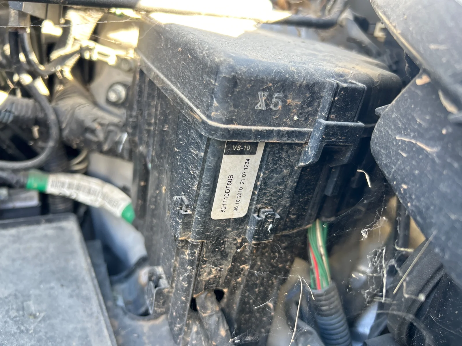 Foto de CAJA RELES / FUSIBLES TOYOTA YARIS (KSP9/SCP9/NLP9) 1.3 16V CAT (101 CV / 74 KW)