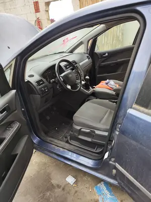 Foto de GOMAS CONTORNO PUERTA FORD FOCUS C-MAX (CAP)(2003) 1.6 TDCi CAT (109 CV / 80 KW)
