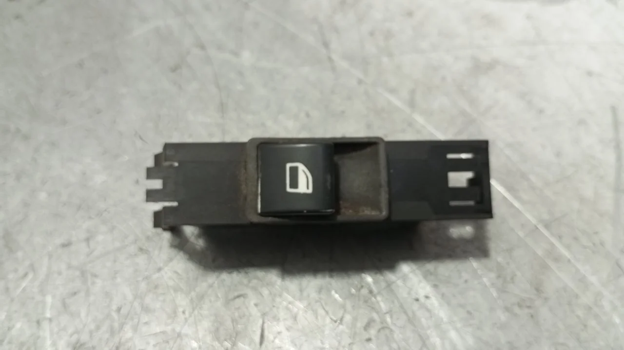 Foto de MANDO ELEVALUNAS DELANTERO DERECHO BMW SERIE 3 BERLINA (E46) 2.0 16V Diesel CAT (136 CV / 100 KW) referencia 61318381510