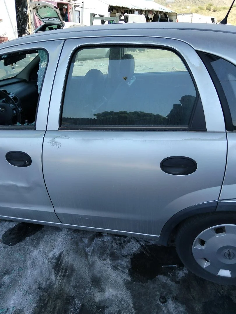 Foto de PUERTA TRASERA IZQUIERDA OPEL CORSA C 1.2 16V CAT (Z 12 XE / LW4) (75 CV / 55 KW)