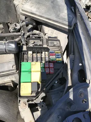 Foto de CAJA RELES / FUSIBLES MG ROVER ROVER 75 (RJ) 2.0 16V CDT (116 CV / 85 KW)