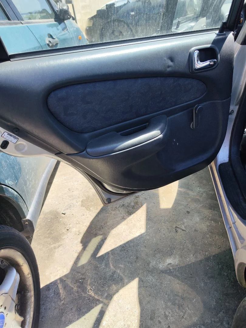 Foto de GUARNECIDO PUERTA TRASERA IZQUIERDA TOYOTA COROLLA (E11) 2.0 Turbodiesel CAT (90 CV / 66 KW) referencia 6764002410B0