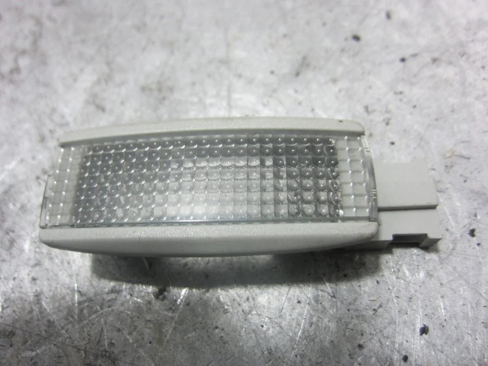 Foto de LUZ INTERIOR VOLKSWAGEN GOLF IV BERLINA (1J1)(10.1997) 1.6 16V (105 CV / 77 KW) referencia 3B0947113