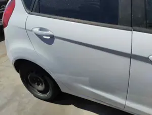Foto de PUERTA TRASERA DERECHA FORD FIESTA (CNN) 1.5 TDCi CAT (75 CV / 55 KW) referencia 1692503 foto 2