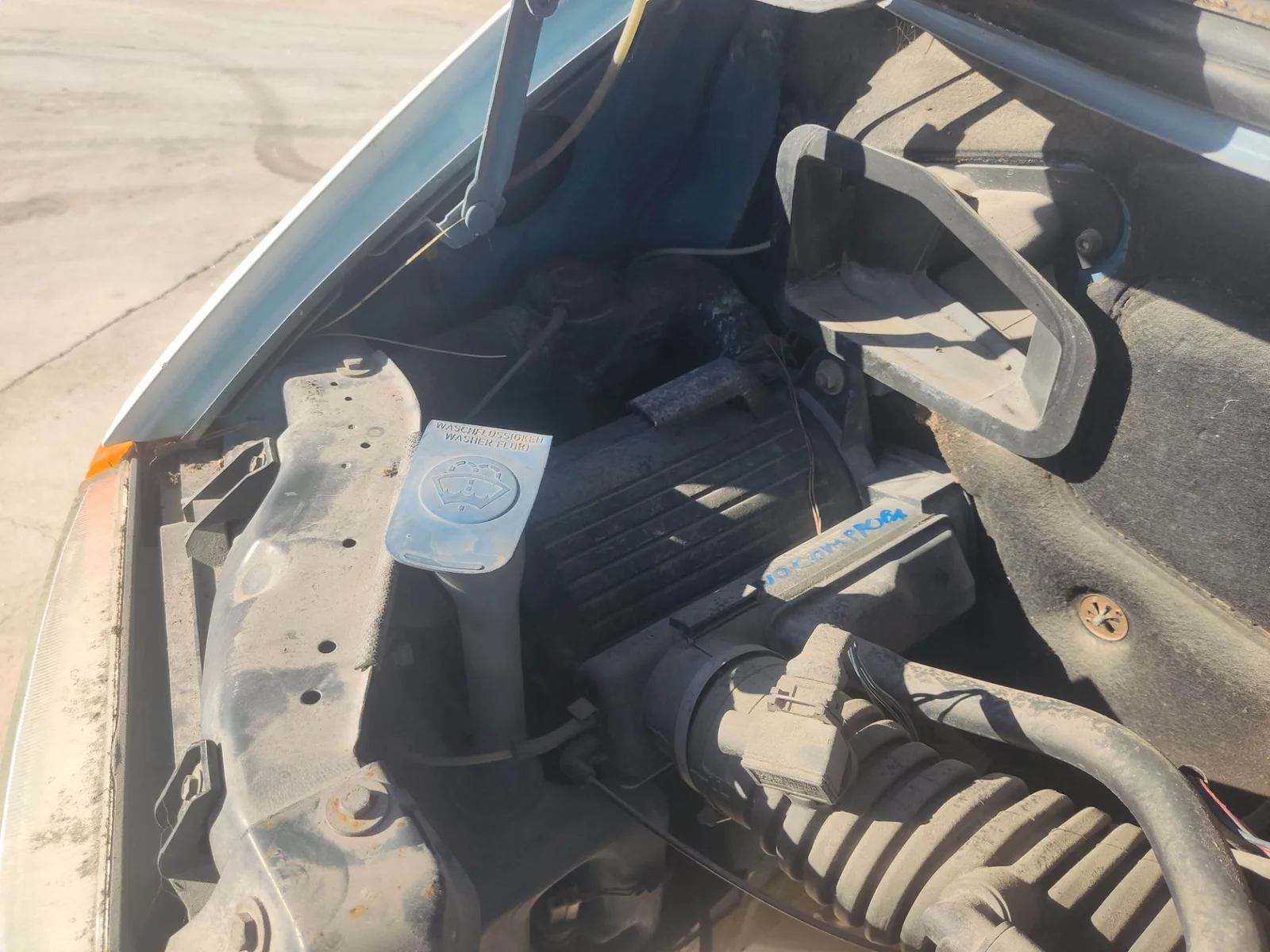 Foto de DEPOSITO LIMPIA VOLKSWAGEN GOLF IV BERLINA (1J1)(10.1997) 1.6 16V (105 CV / 77 KW)