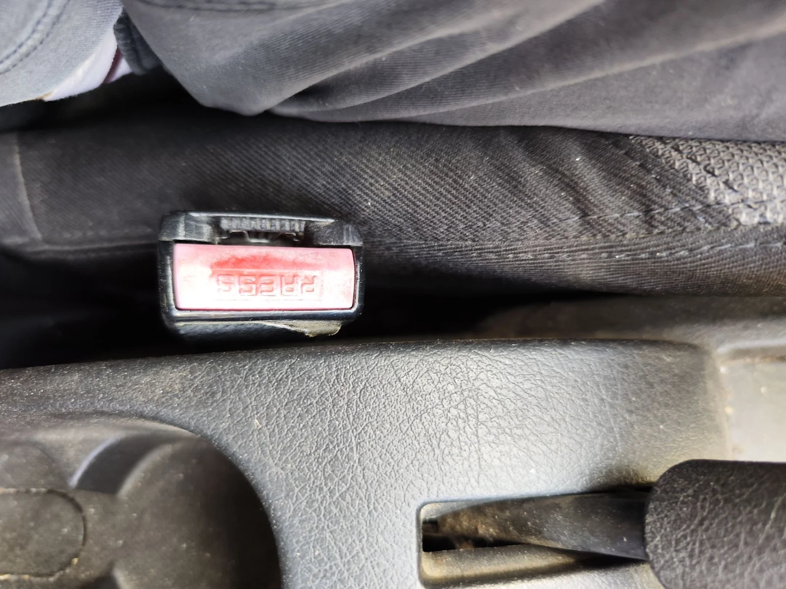 Foto de ENGANCHE CINTURON DELANTERO IZQUIERDO PEUGEOT 207 1.4 (73 CV / 54 KW)