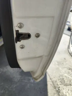 Foto de CERRADURA PUERTA DELANTERA DERECHA OPEL CORSA C 1.2 16V CAT (Z 12 XE / LW4) (75 CV / 55 KW) referencia 13154792