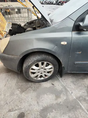 Foto de ALETA DELANTERA IZQUIERDA KIA CARNIVAL 2.9 CRDi CAT (185 CV / 136 KW) referencia 663114D030