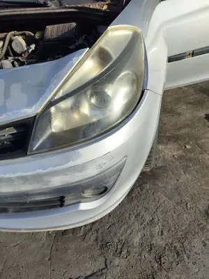 Foto de FARO IZQUIERDO RENAULT CLIO III 1.4 16V (98 CV / 72 KW)