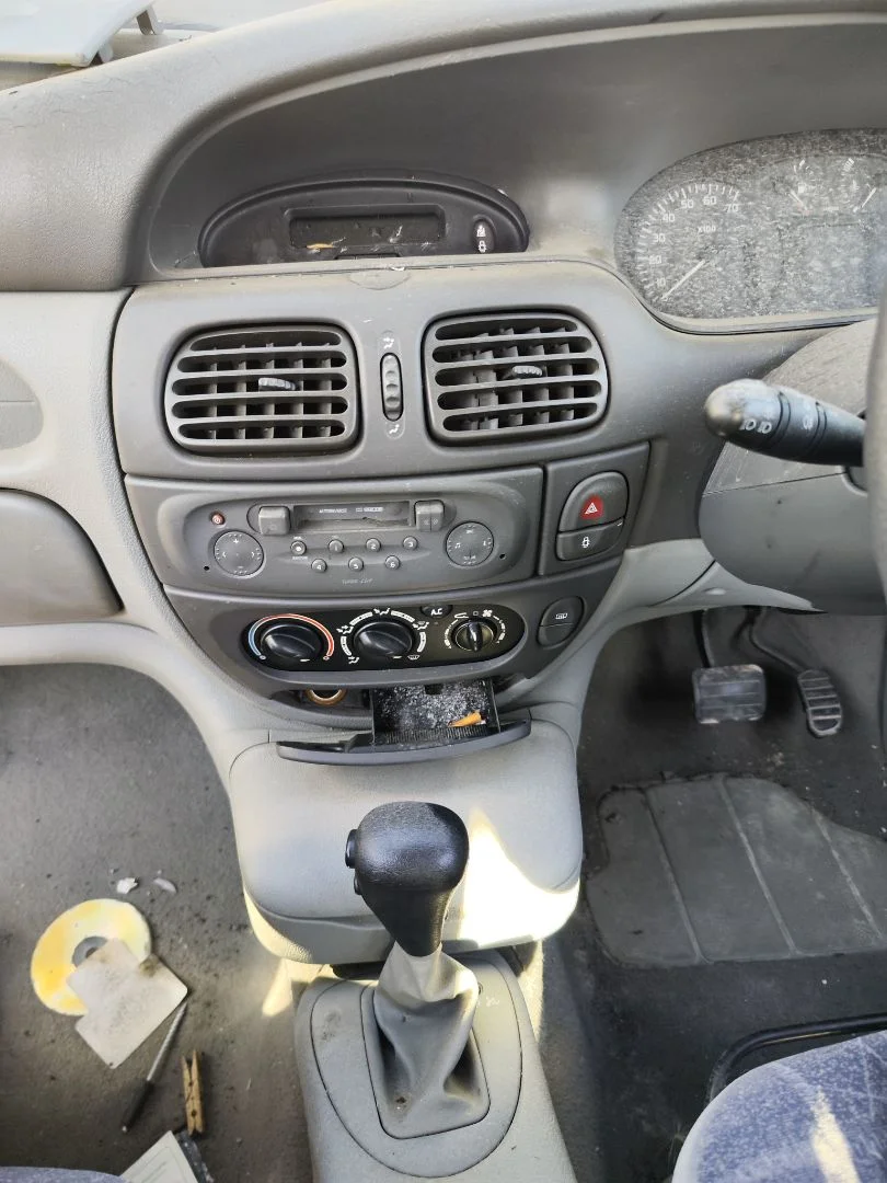 Foto de CONSOLA CENTRAL RENAULT SCENIC I (JA...) 1.4 CAT (95 CV / 70 KW)