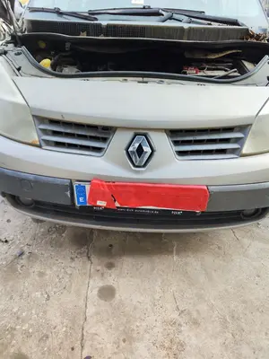 Foto de REJILLA DELANTERA RENAULT SCENIC II (JM) 1.9 dCi Diesel (120 CV / 88 KW)