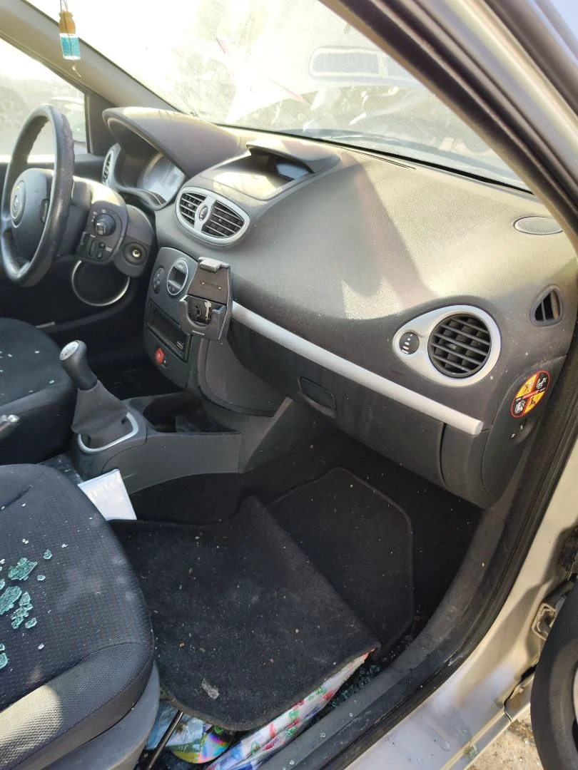 Foto de SALPICADERO RENAULT CLIO III 1.4 16V (98 CV / 72 KW)
