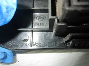 Foto de MANDO ELEVALUNAS TRASERO DERECHO HYUNDAI MATRIX (FC) 1.6 CAT (103 CV / 76 KW) referencia 9358017510 foto 4