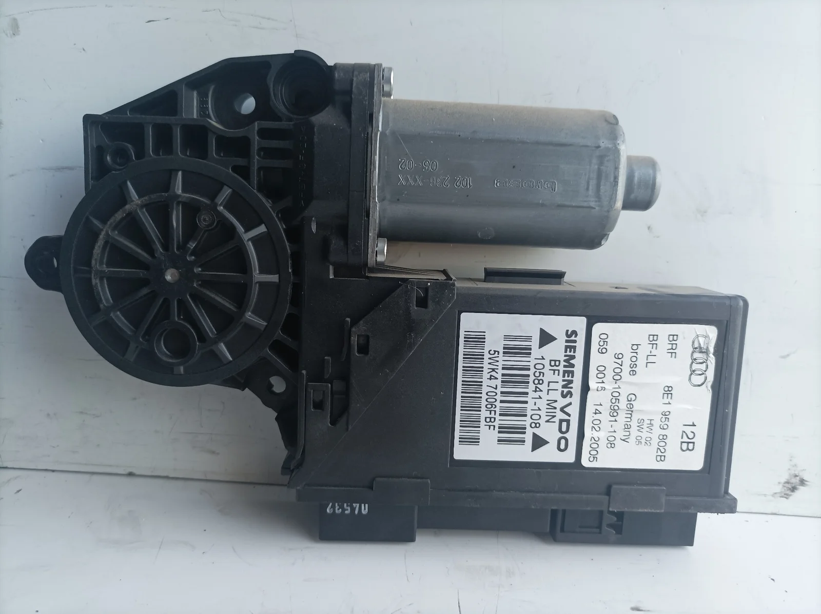 Foto de MOTOR ELEVALUNAS TRASERO DERECHO AUDI A4 AVANT (8E) 2.5 V6 24V TDI (163 CV / 120 KW) referencia 8E1959802B